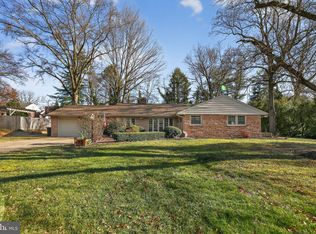 15 Circle Dr, Moorestown, NJ 08057