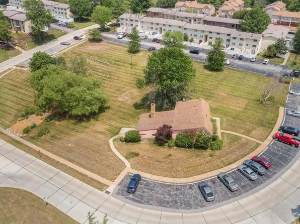 401 Carmel Woods Dr, Ballwin, MO 63021