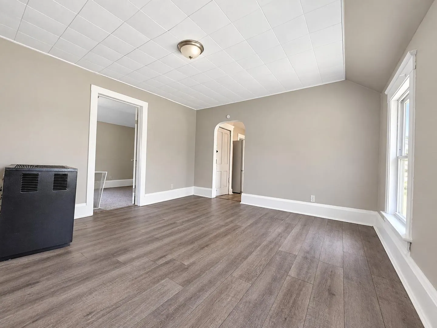 6215 Carpenter Ave - Up — Photo 3