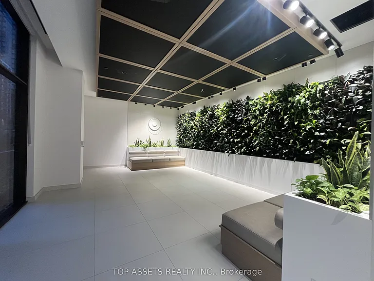 400 King St W #608 — Photo 3