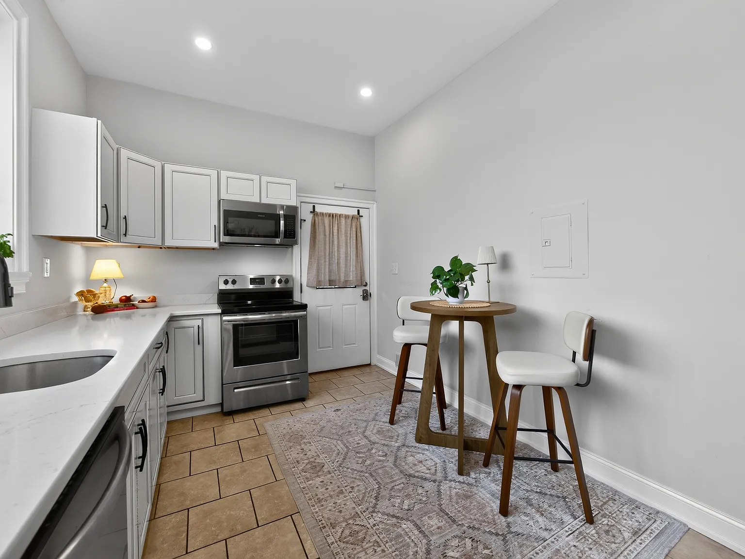 1 bed, 750 sqft, $1,750 — Photo 2