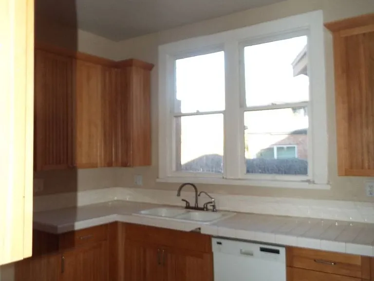 828 N 6th Ave — Photo 4