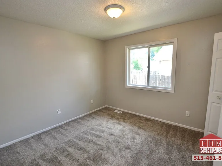 2336 E 39th St — Photo 15