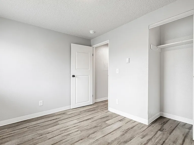2550 N Vassault St — Photo 41