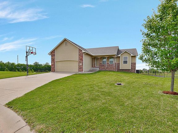 2nd image of 913 Sandalwood Cir