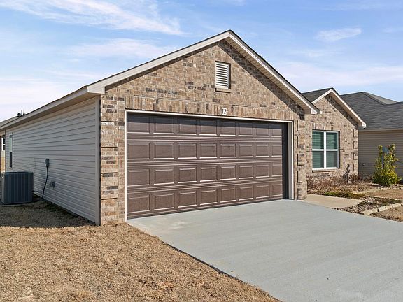 3rd image of 12 Oak Leaf Dr