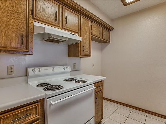 5th image of 706 Royal Crest Dr