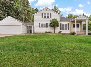 218 County Road B2 W, Roseville, MN 55113