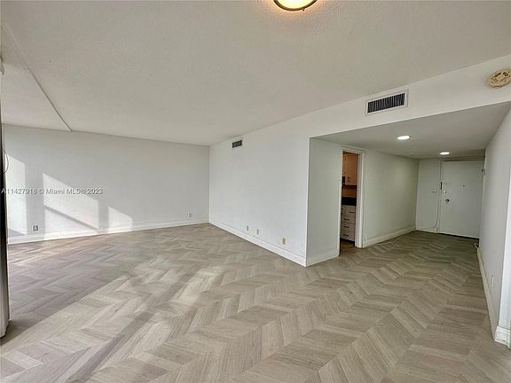 5th image of 900 Bay Dr APT 609