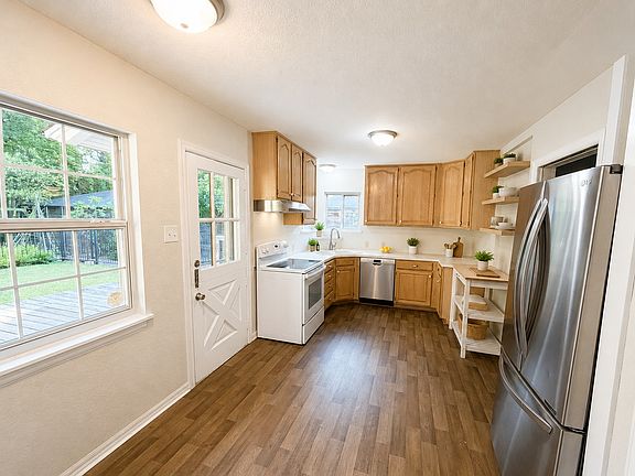 4th image of 718 W Colorado Blvd