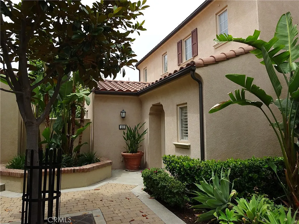 3 bed, 2.5 bath, 1405 sqft, $4,280 — Photo 2
