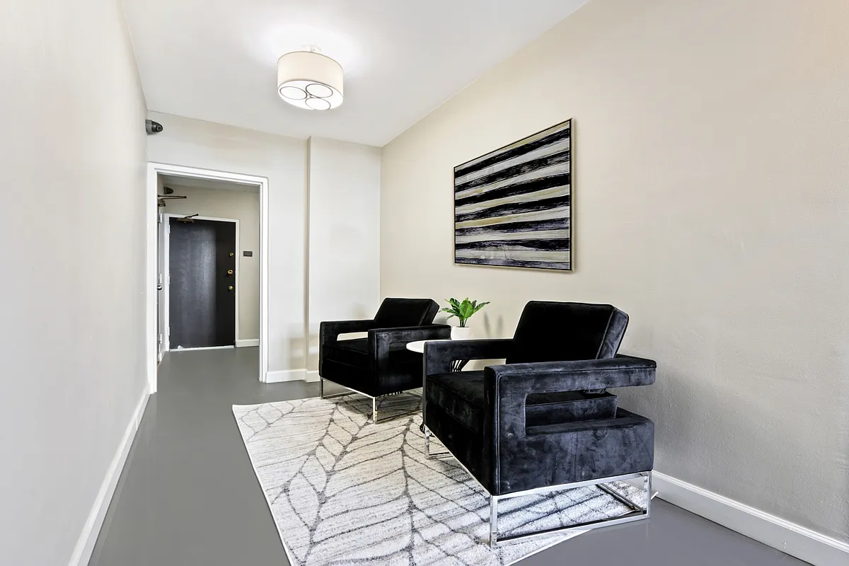 Common Area Entry Way - 720 Louise Apartments
