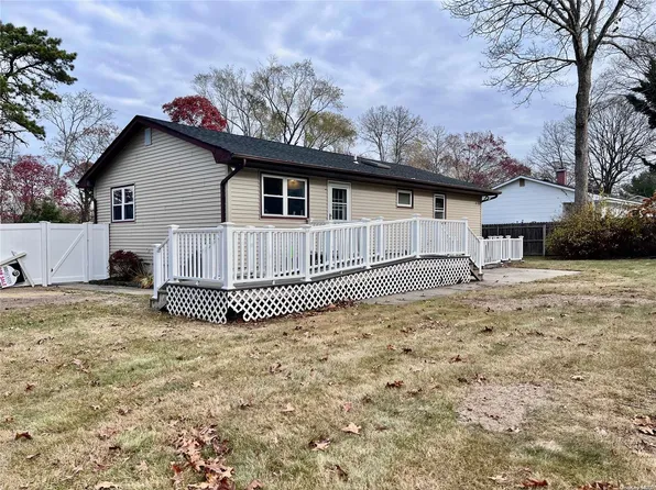 10 Oak Street, Manorville, NY 11949