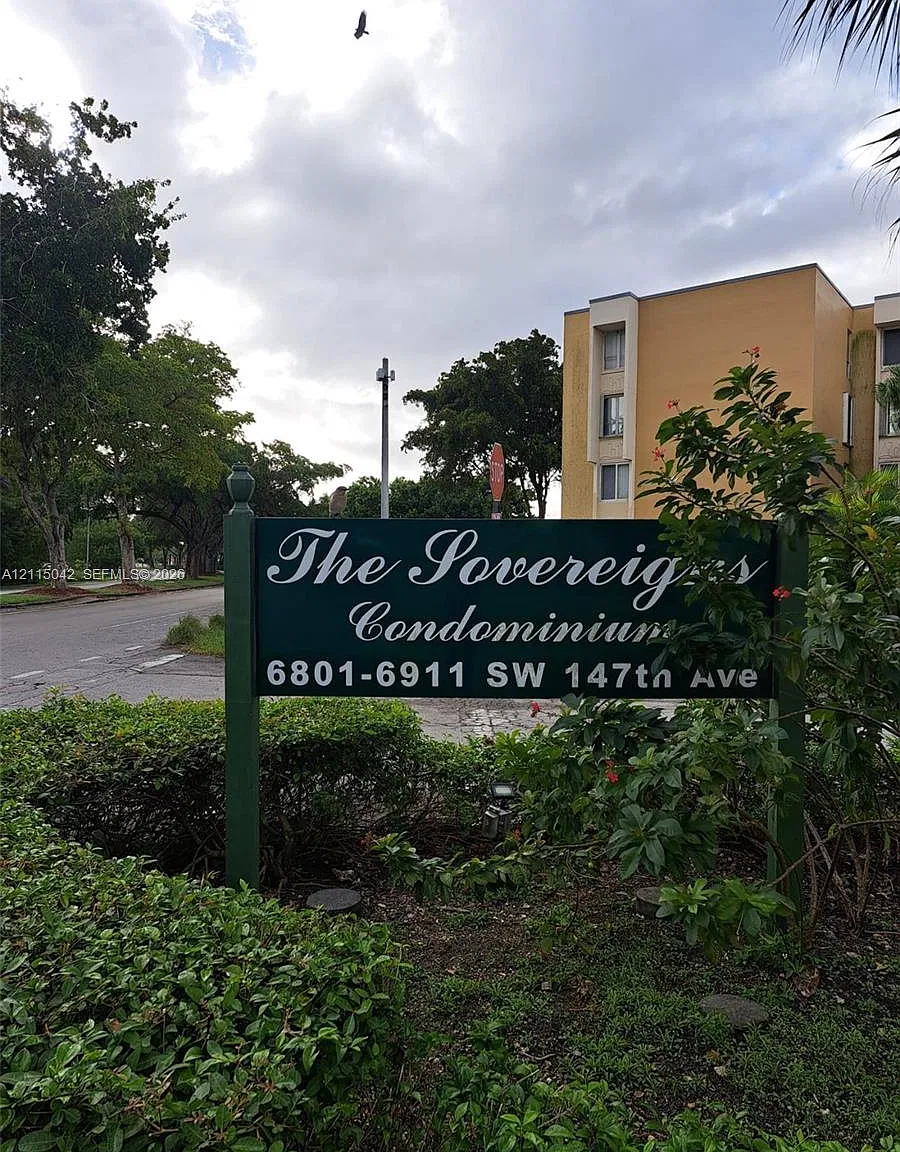 Sovereigns Condo — Photo 1