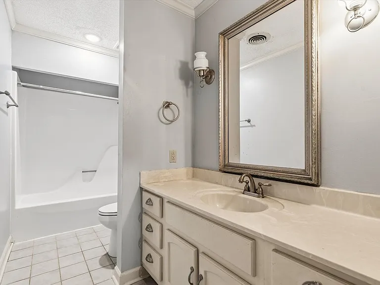 1610 Hillcrest Dr — Photo 15
