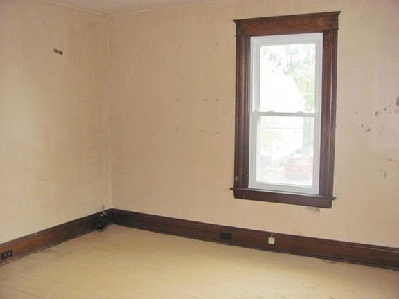4th image of 213 W 15th St