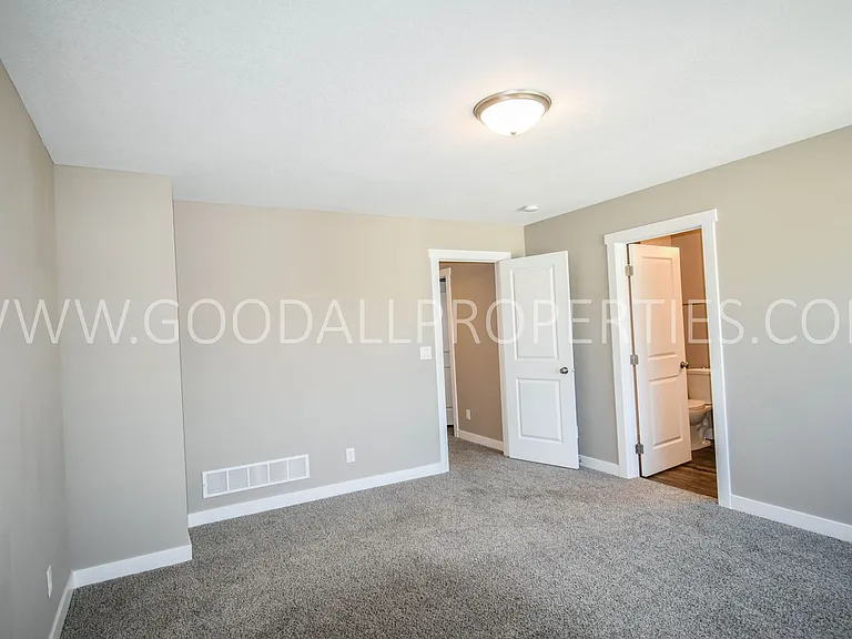 1007 Warren St — Photo 10