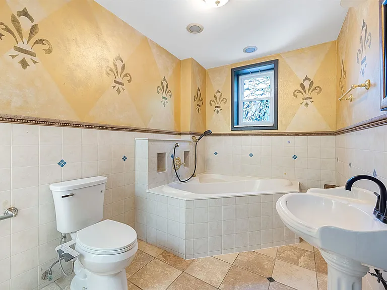 258 Woodlawn Ave — Photo 23