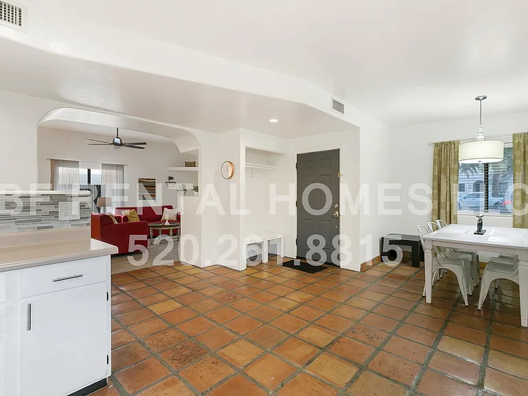 2319 E Helen St — Photo 10