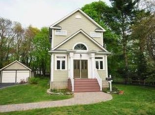 33 Belmont Ct, Amityville, NY 11701
