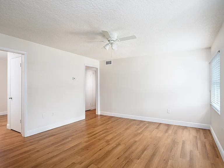 Park Plaza Apartments — Photo 34