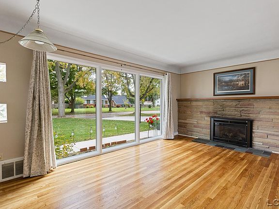 4th image of 113 Maple St