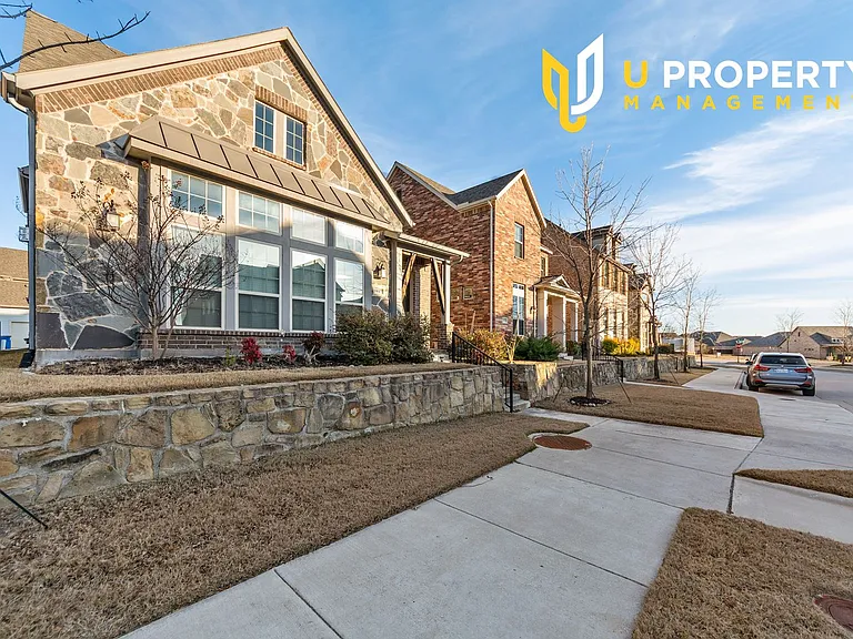 1017 Midland Dr — Photo 2