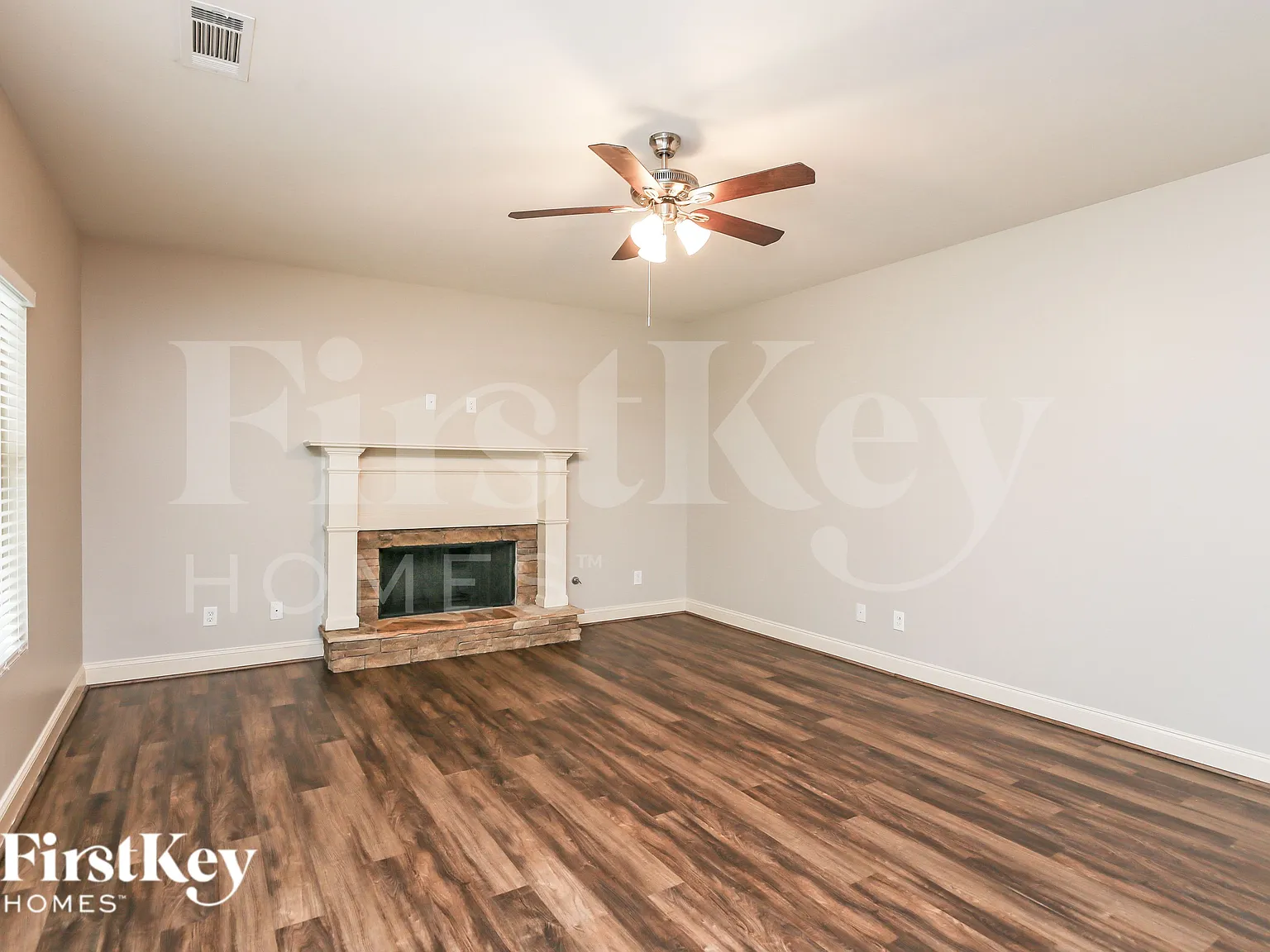 4 bed, 2.5 bath, 2516 sqft, $2,295 — Photo 3