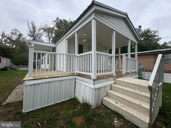 90 Lake Dr, Middletown, PA 17057
