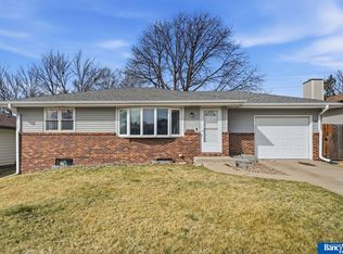 4017 Paxton Dr, Lincoln, NE 68521