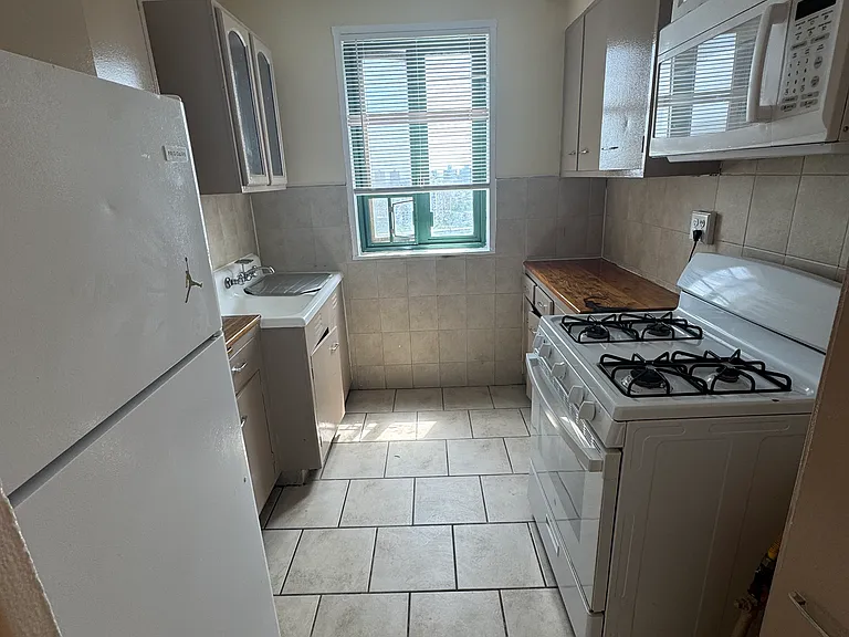 1430 Parkchester Rd — Photo 2