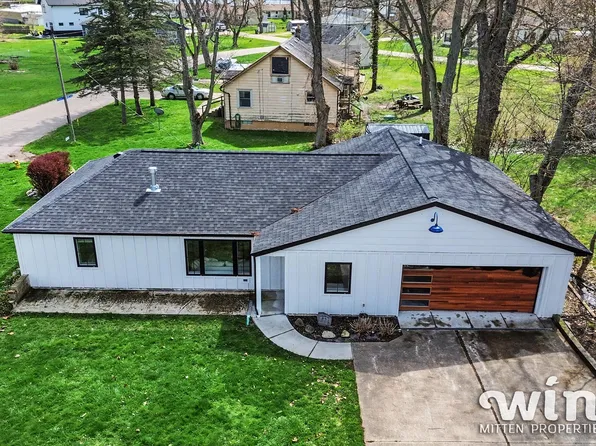 8274 Pokagon Rd, Watervliet, MI 49098