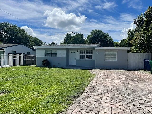 3 bed, 2.0 bath, 1037 sqft, $2,700 — Photo 2