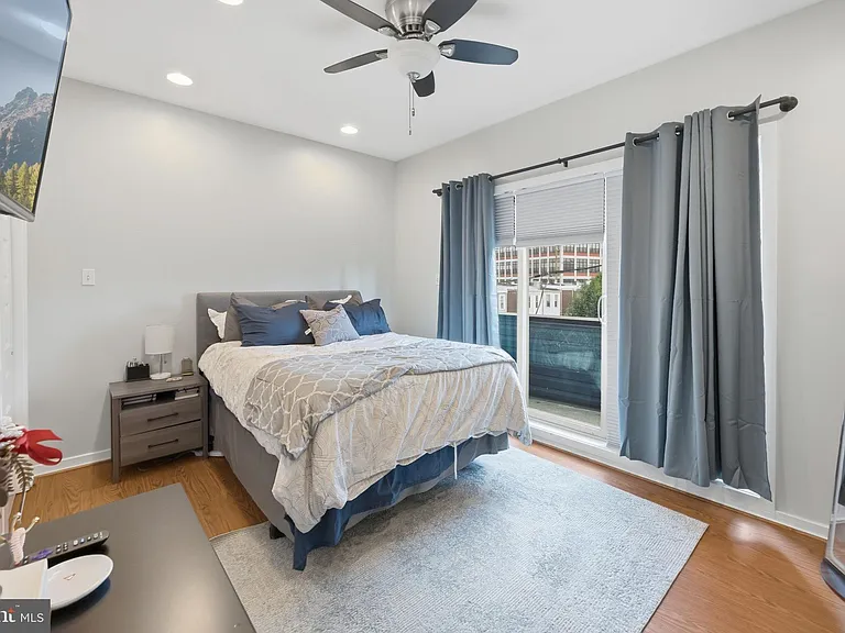 2568 Collins St — Photo 18