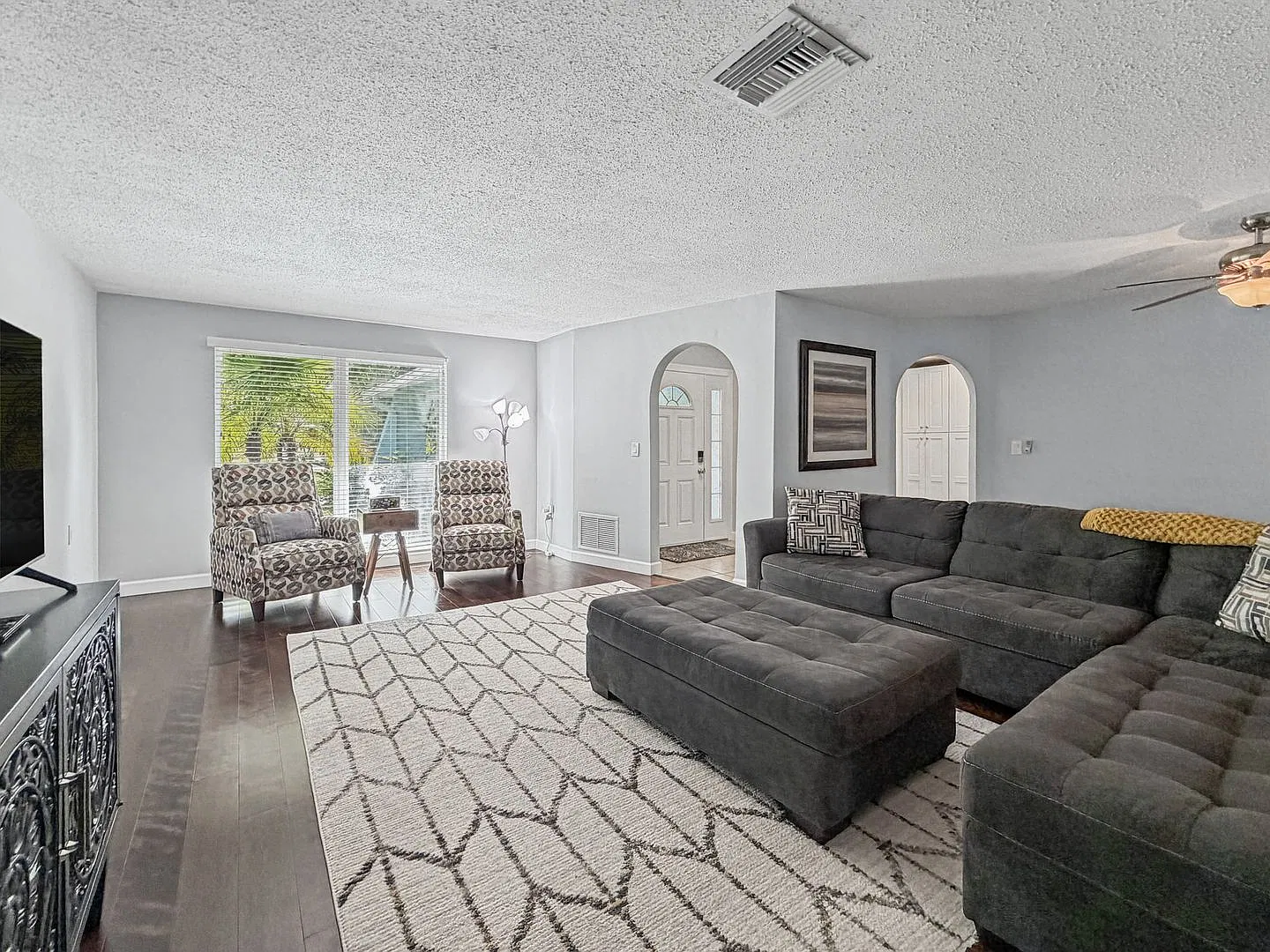 Your Next Home in Tarpon Springs Recently Updated & Large Outdoor Space! 3bed |2bath — Photo 3