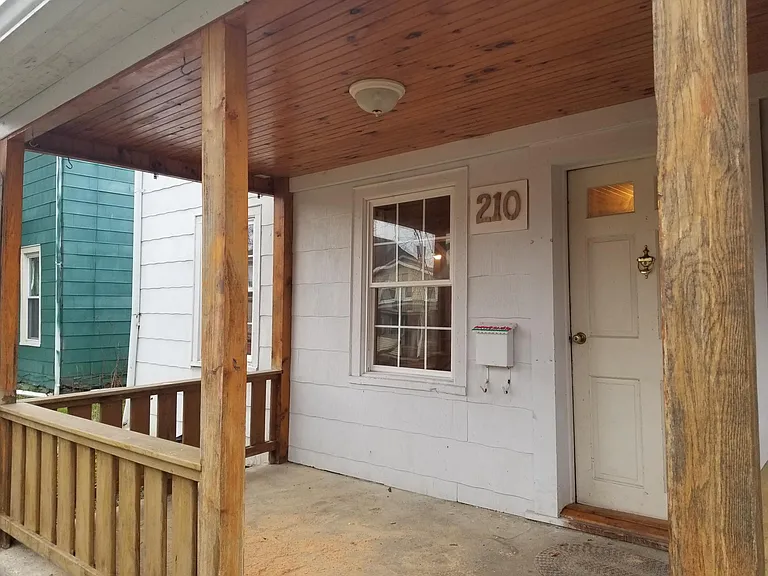 210 E 2nd St — Photo 2