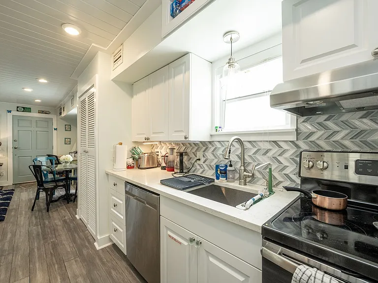 415 Julia St — Photo 11