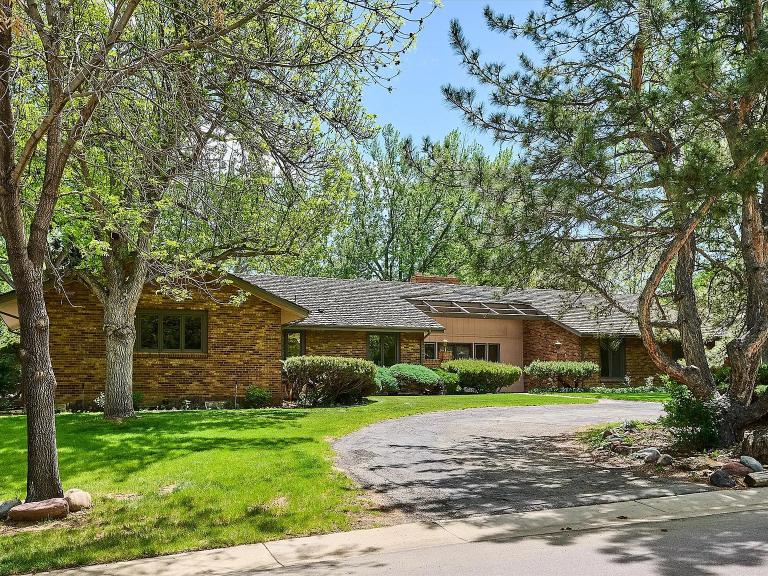 4 bed, 5000 sqft, $6,500 — Photo 1