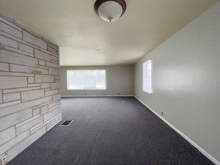 Preleasing For August! Close To Campus — Photo 7