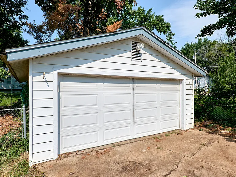 615 Superior Dr — Photo 33