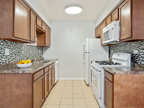 3rd image of 526 Kiowa Dr APT 202