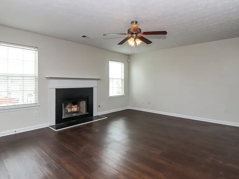 604 Mohawk Cir — Photo 2