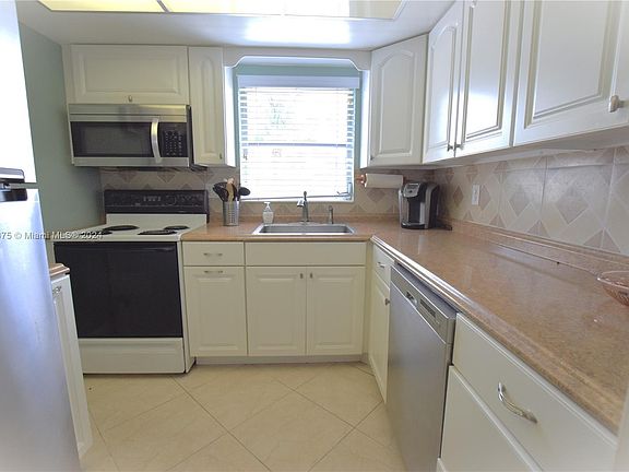 3rd image of 2882 Crosley Dr W APT B