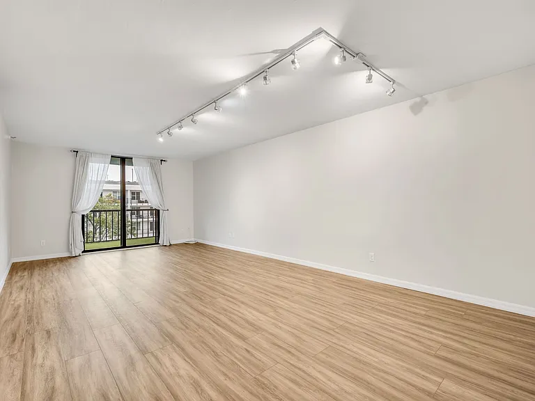 201 W Laurel St #607 — Photo 2
