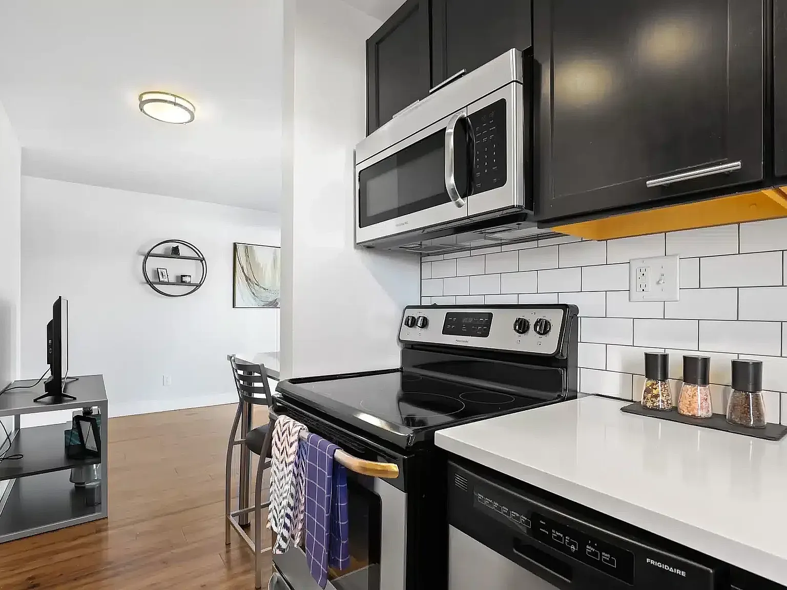 Parker off Pearl — Photo 3