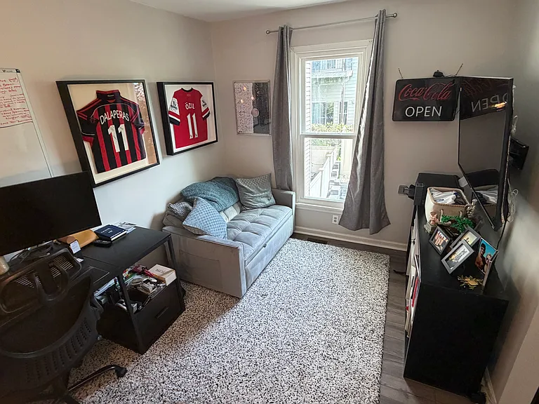 Guest bedroom 2 (office)