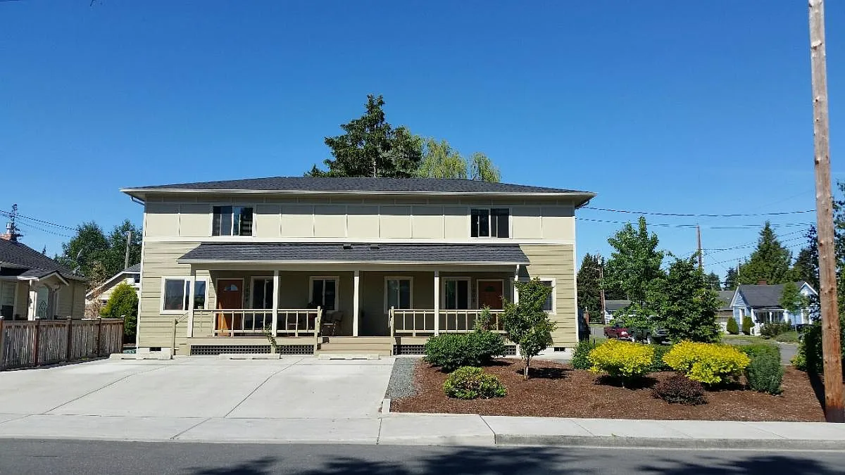 3 bed, 2.5 bath, 1350 sqft, $2,400 — Photo 1