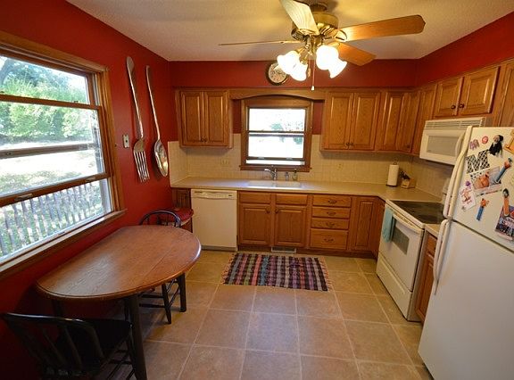 Kitchen - updated kitchen and all the appliances stay!