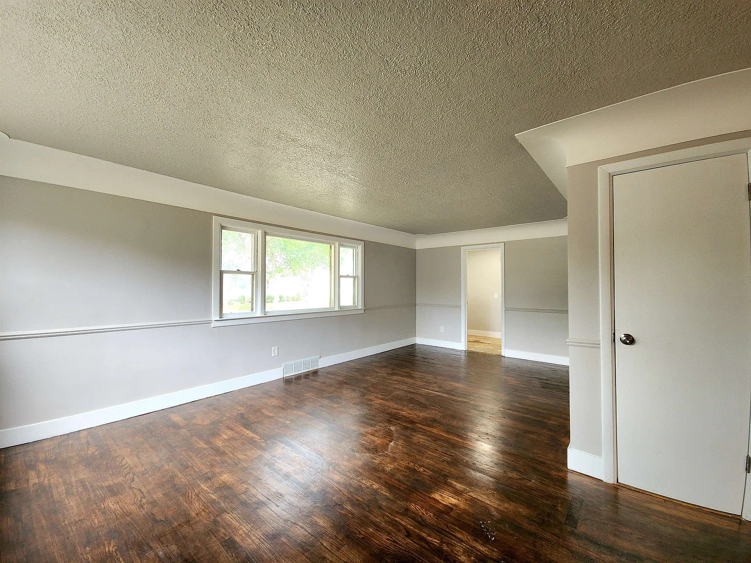 4 bed, 2.0 bath, 2106 sqft, $1,900 — Photo 3
