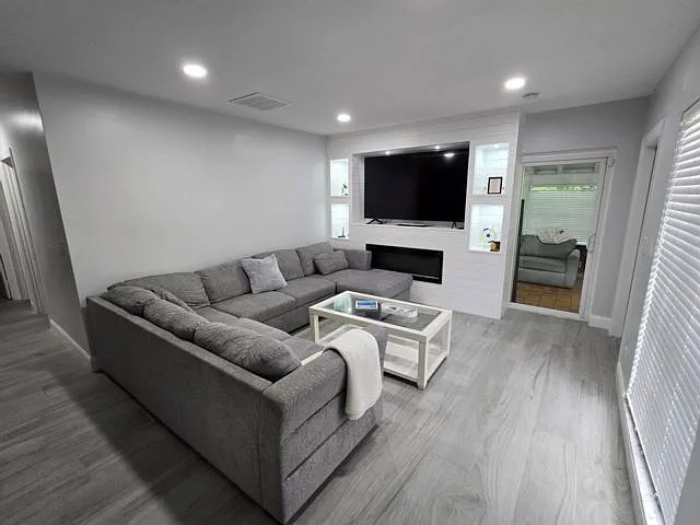 887 W Duval St — Photo 14